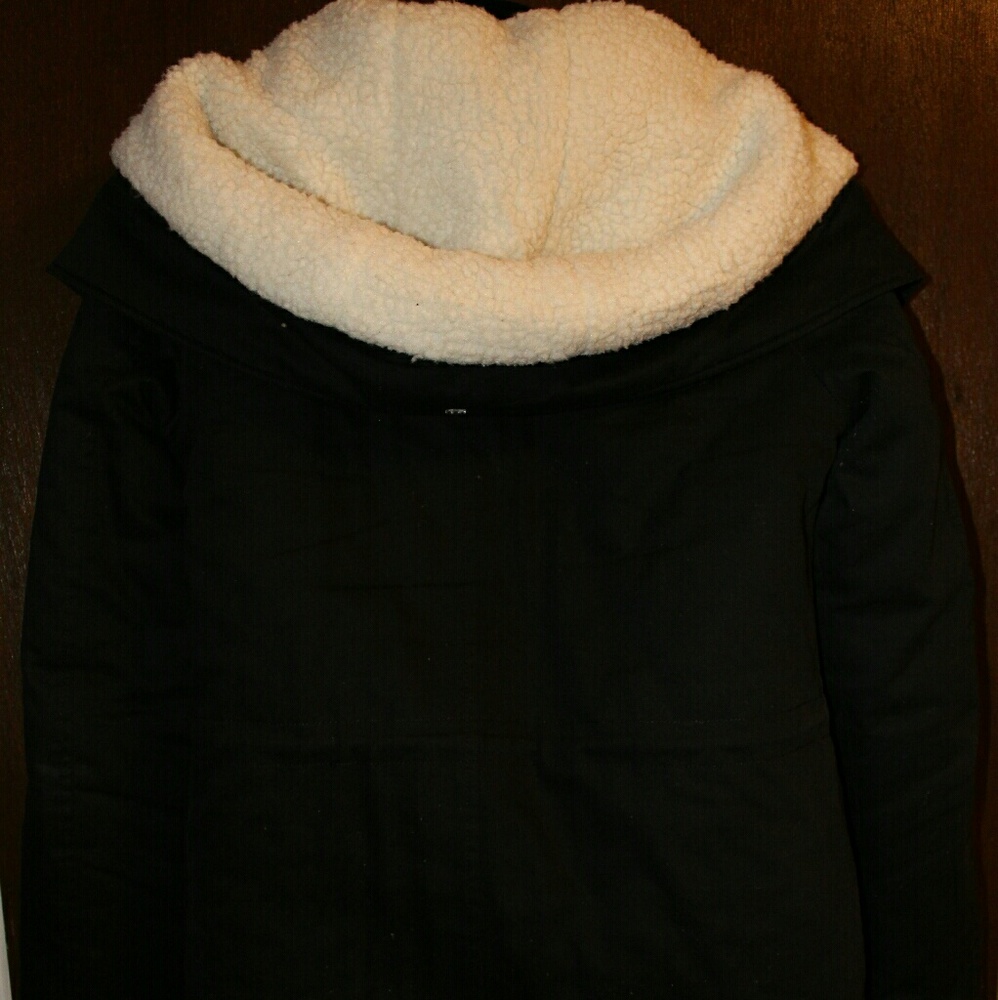 A coat - Picture 2 of 4